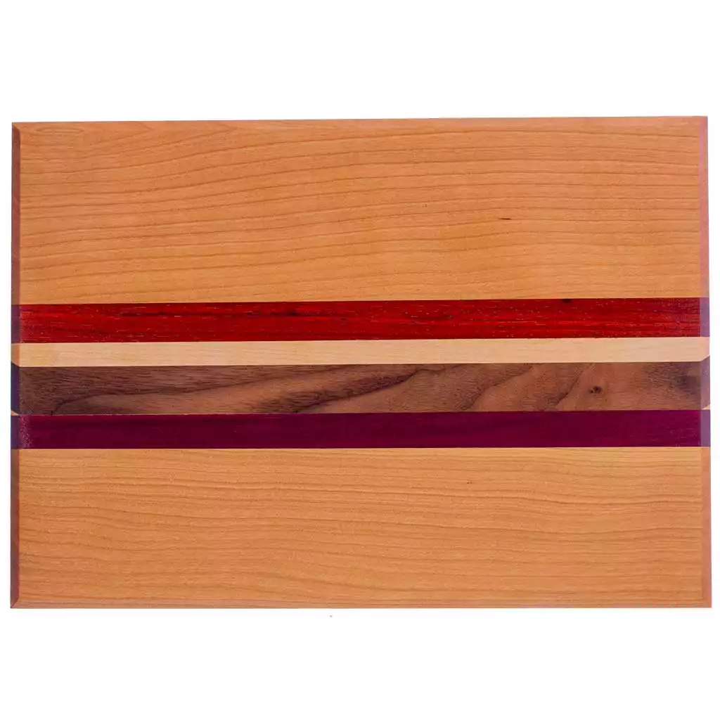 Serveringsbræt af eg med striber af paduak, ahorn, valnød og purple hearth. 230x330x16mm.