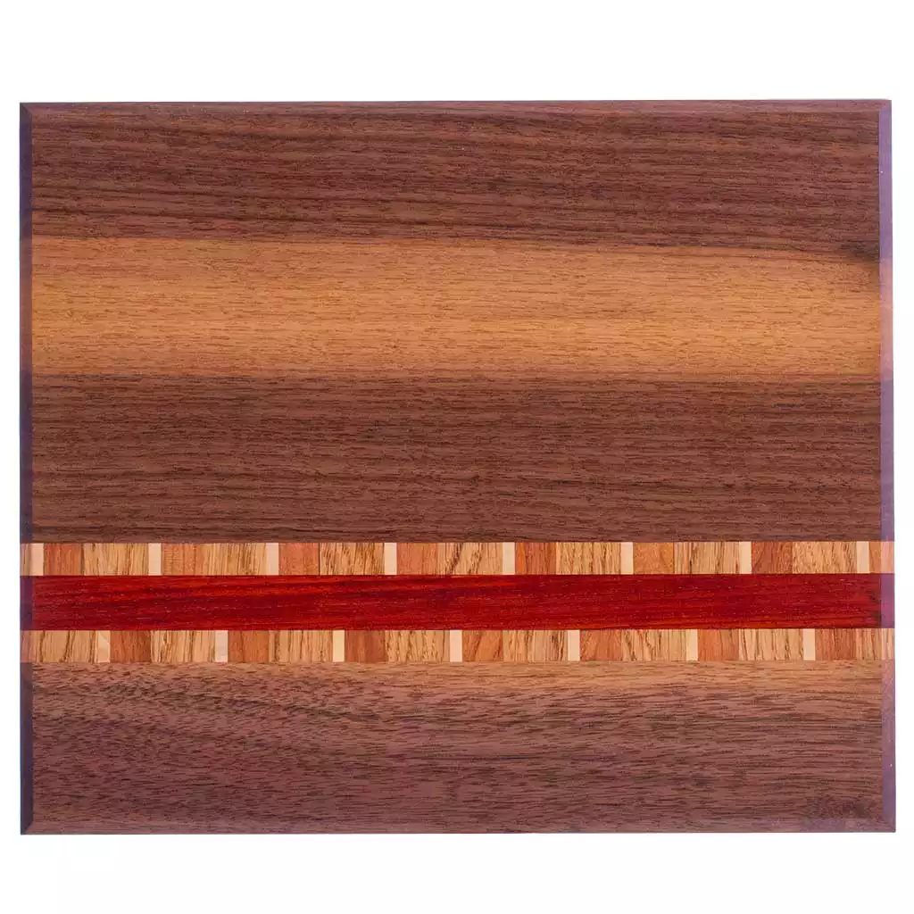 Serveringsbræt af valnød med stribe af pakuak og mønster. 250x300x18mm.